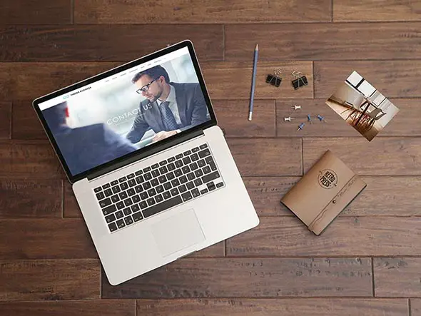  Free Macbook Pro Wooden Table Mockup PSD