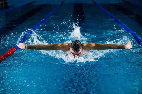 Free Amazing Sports Backgrounds for Designers: Beautiful Swimming Photograph